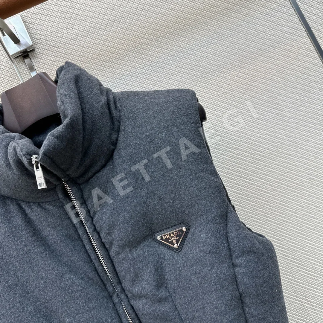 프라다 스탠드 카라 울 다운 여성 조끼 상세 이미지 5