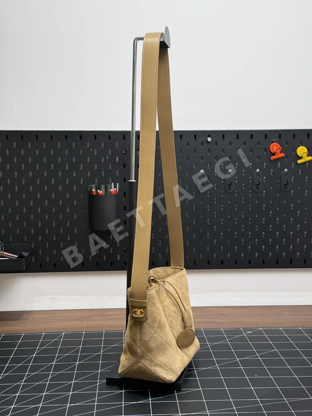 샤넬 버킷 디어 브라운 가방 상세 이미지 2