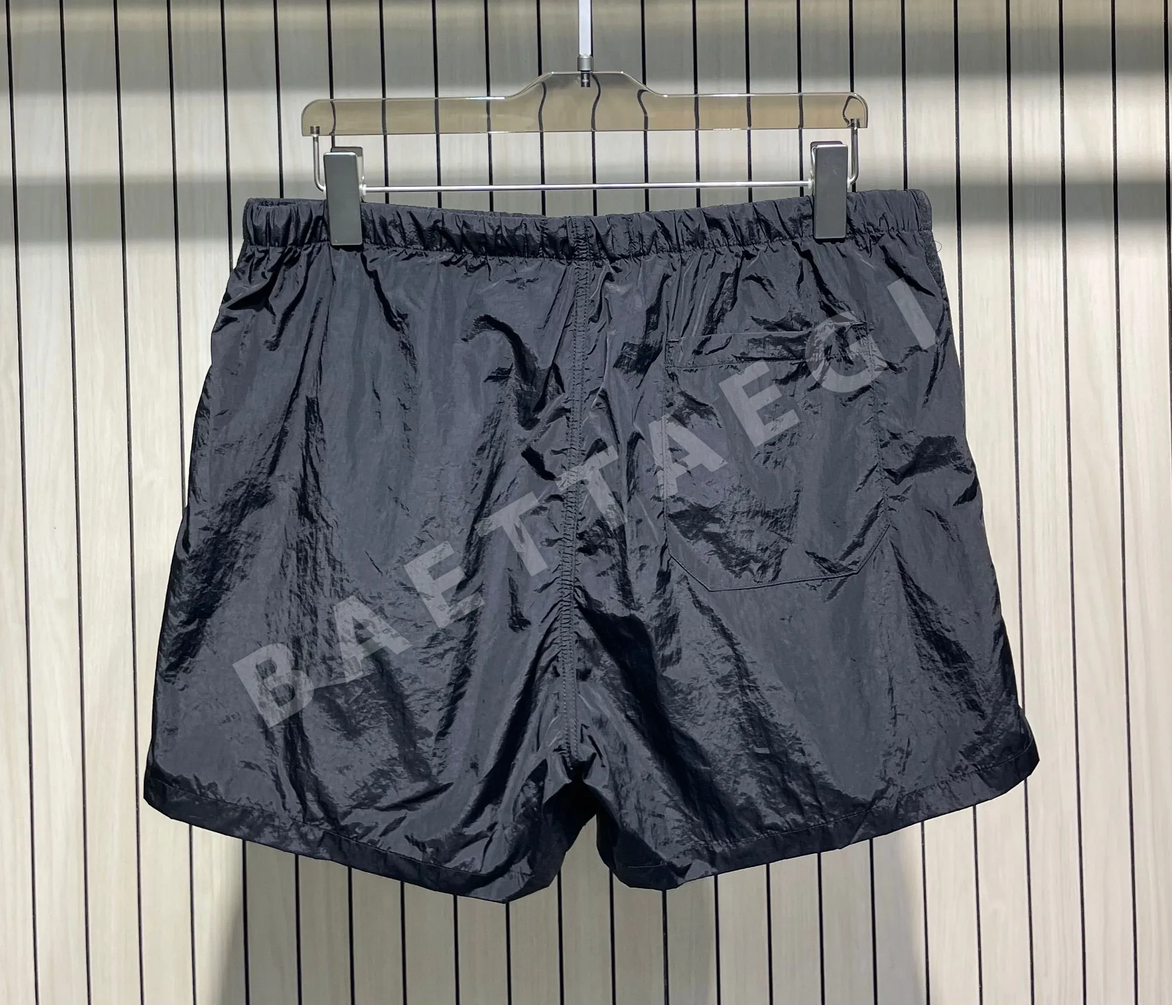 스톤아일랜드 뉴로고 메탈릭 나일론 반바지 상세 이미지 8