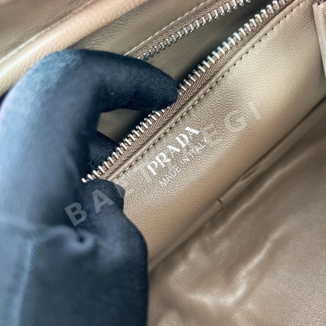 프라다 리치 패턴 송아지가죽 숄더백 1BB102 상세 이미지 9