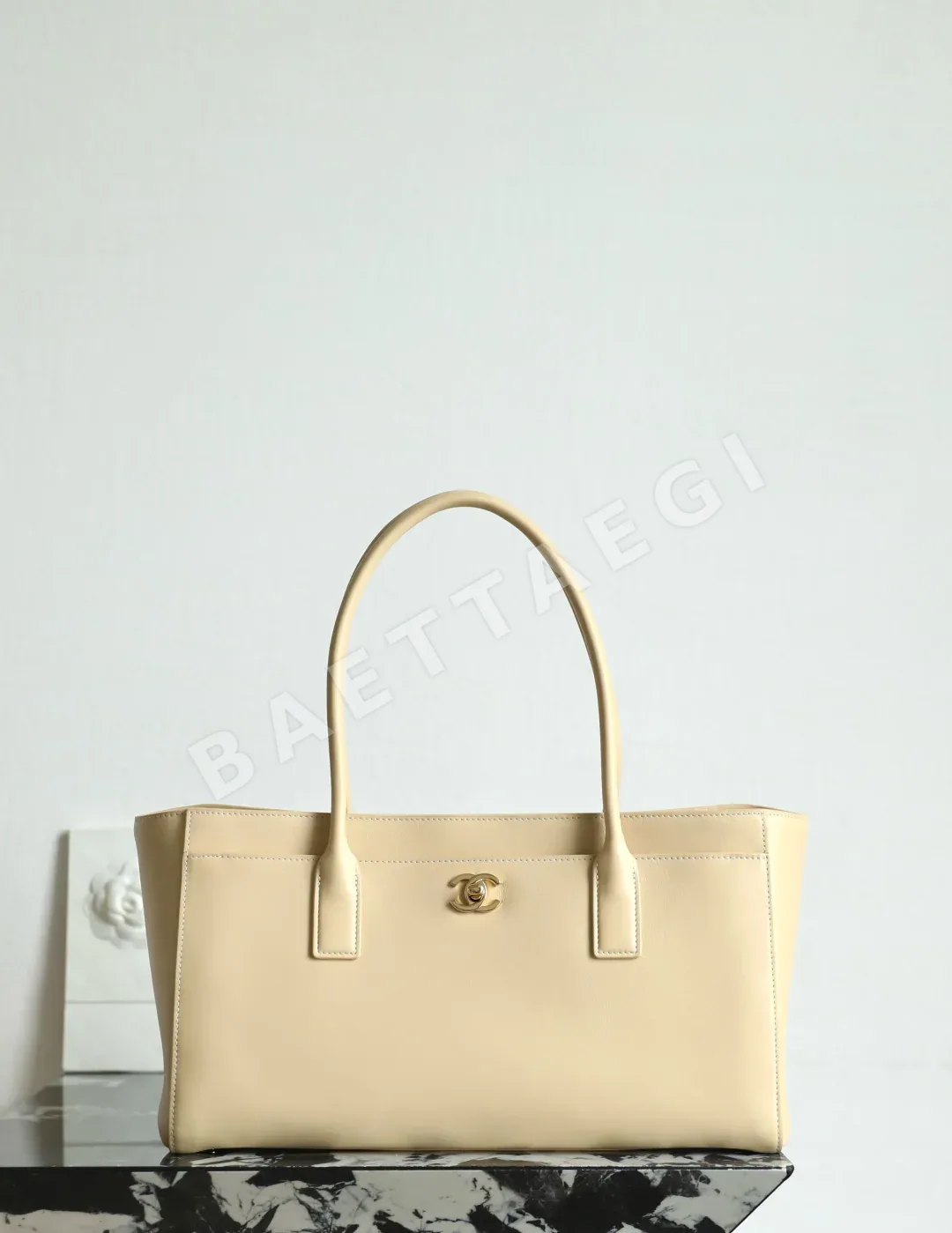 샤넬 소형 가죽 쇼핑백 상세 이미지 3