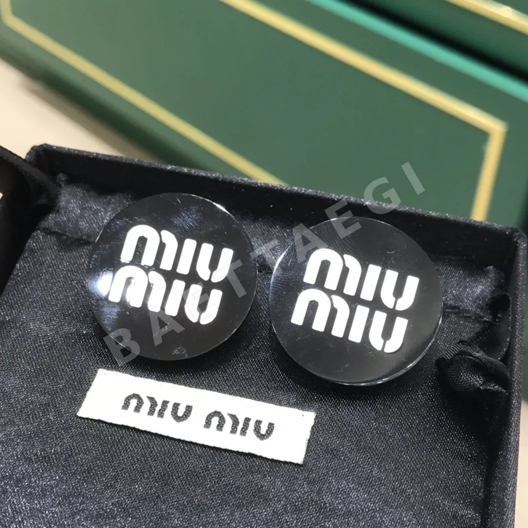 미우미우 블랙 라운드 클립 귀걸이 상세 이미지 8