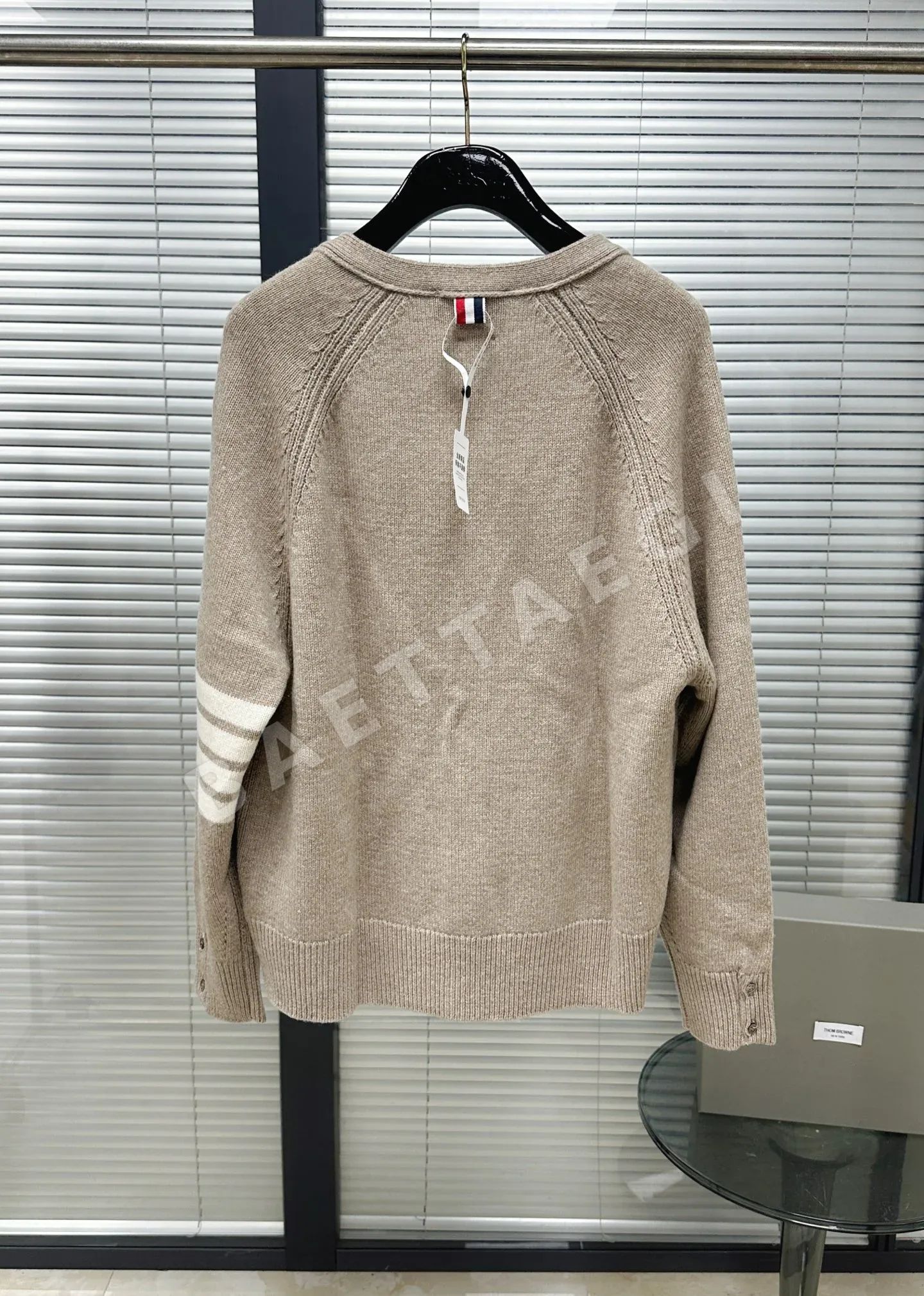 톰브라운 오트밀 울 래글런 가디건 상세 이미지 3
