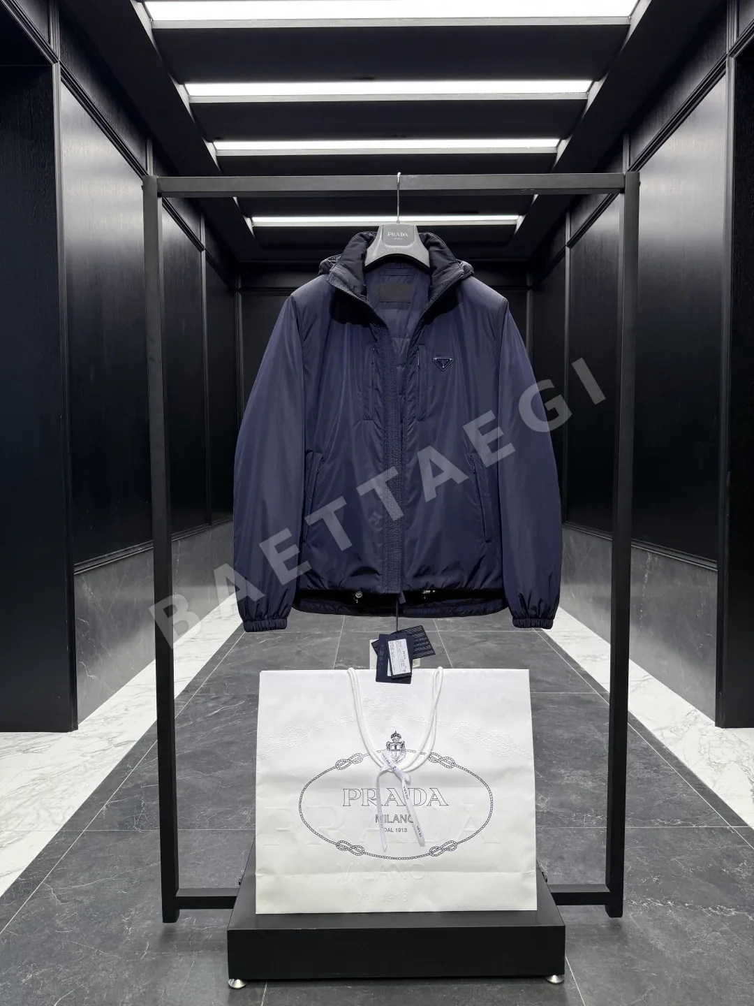 프라다 리나일론 구스다운 남성 패딩 재킷 상세 이미지 3