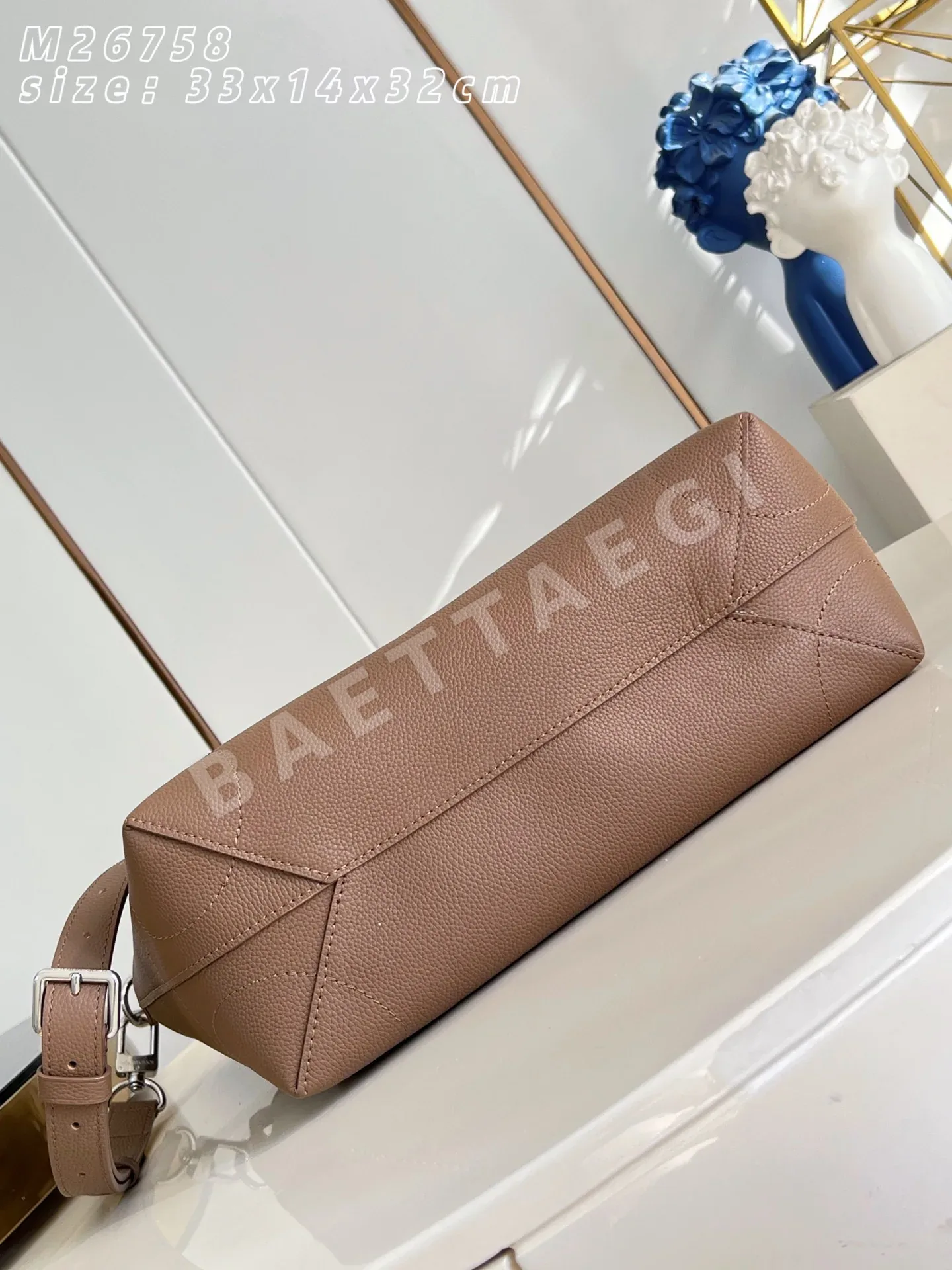 루이비통 M26758 브라운 핸드백 상세 이미지 11