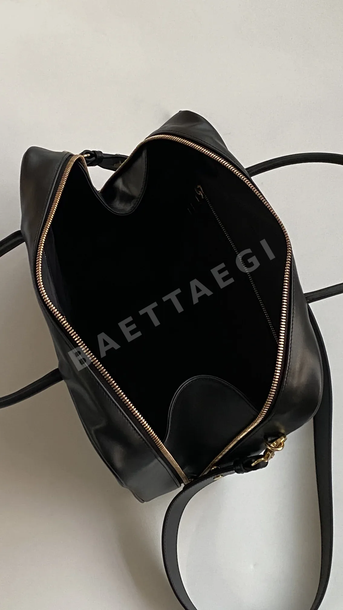미우미우 블랙 카프스킨 라지 보울링 백 상세 이미지 8