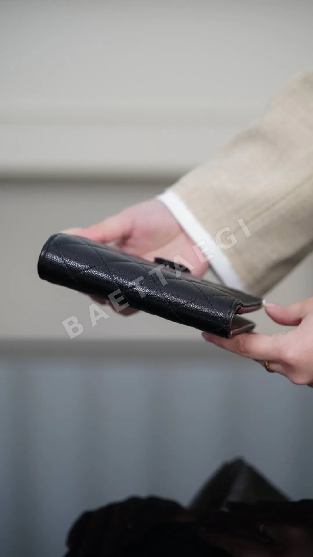 샤넬 24K 골드 블랙 페블드 카프 여권 지갑 상세 이미지 6