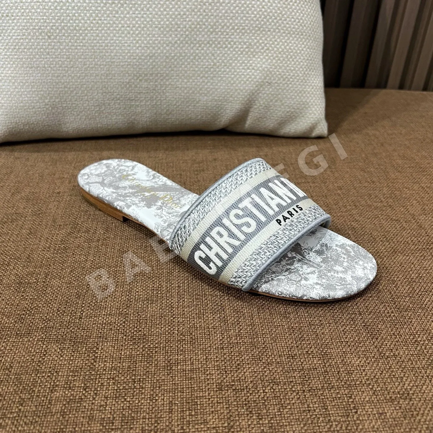 디올 자수 캔버스 샌들 상세 이미지 6