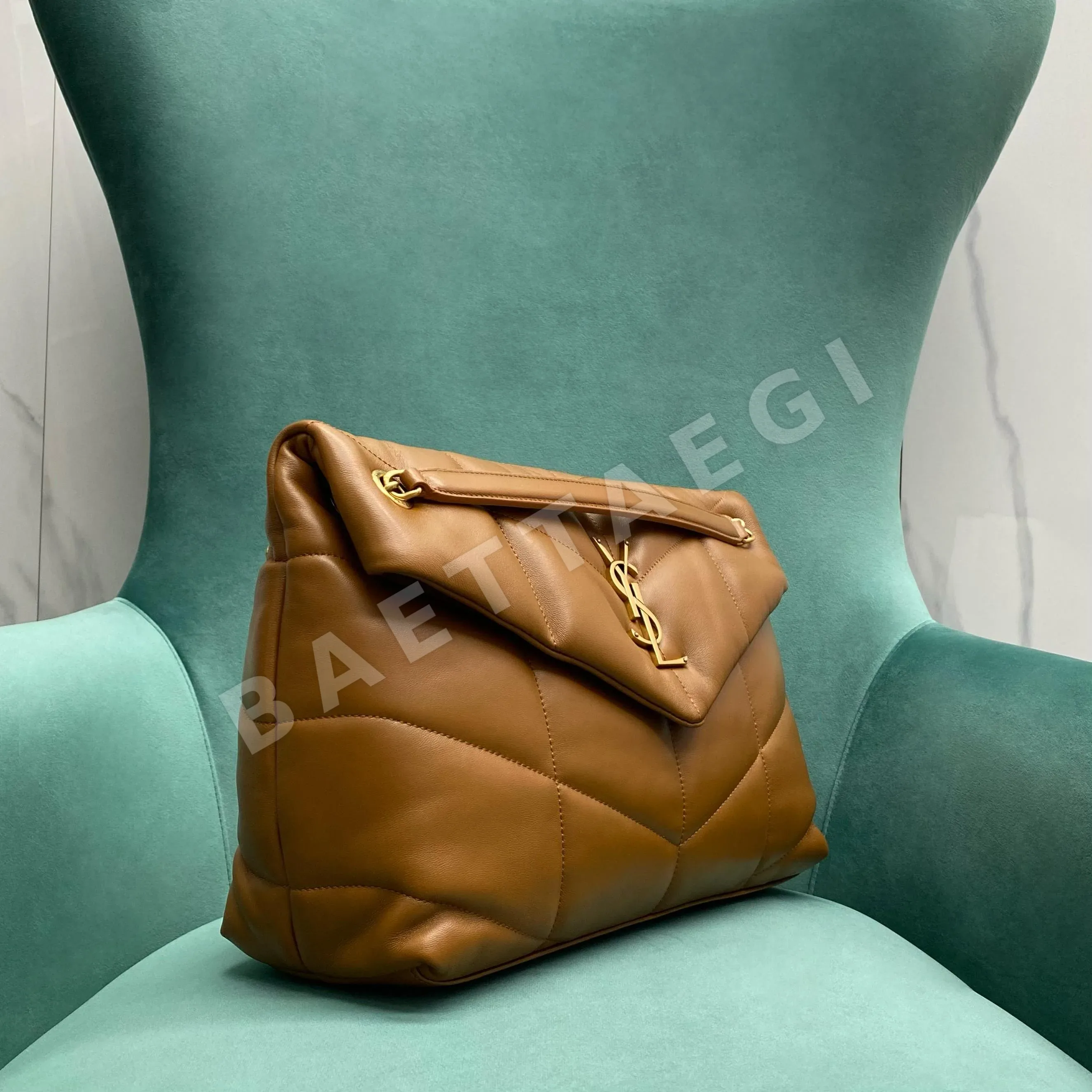 생로랑 LOOLOU PUFFER 램스킨 퀼팅 가방 상세 이미지 2