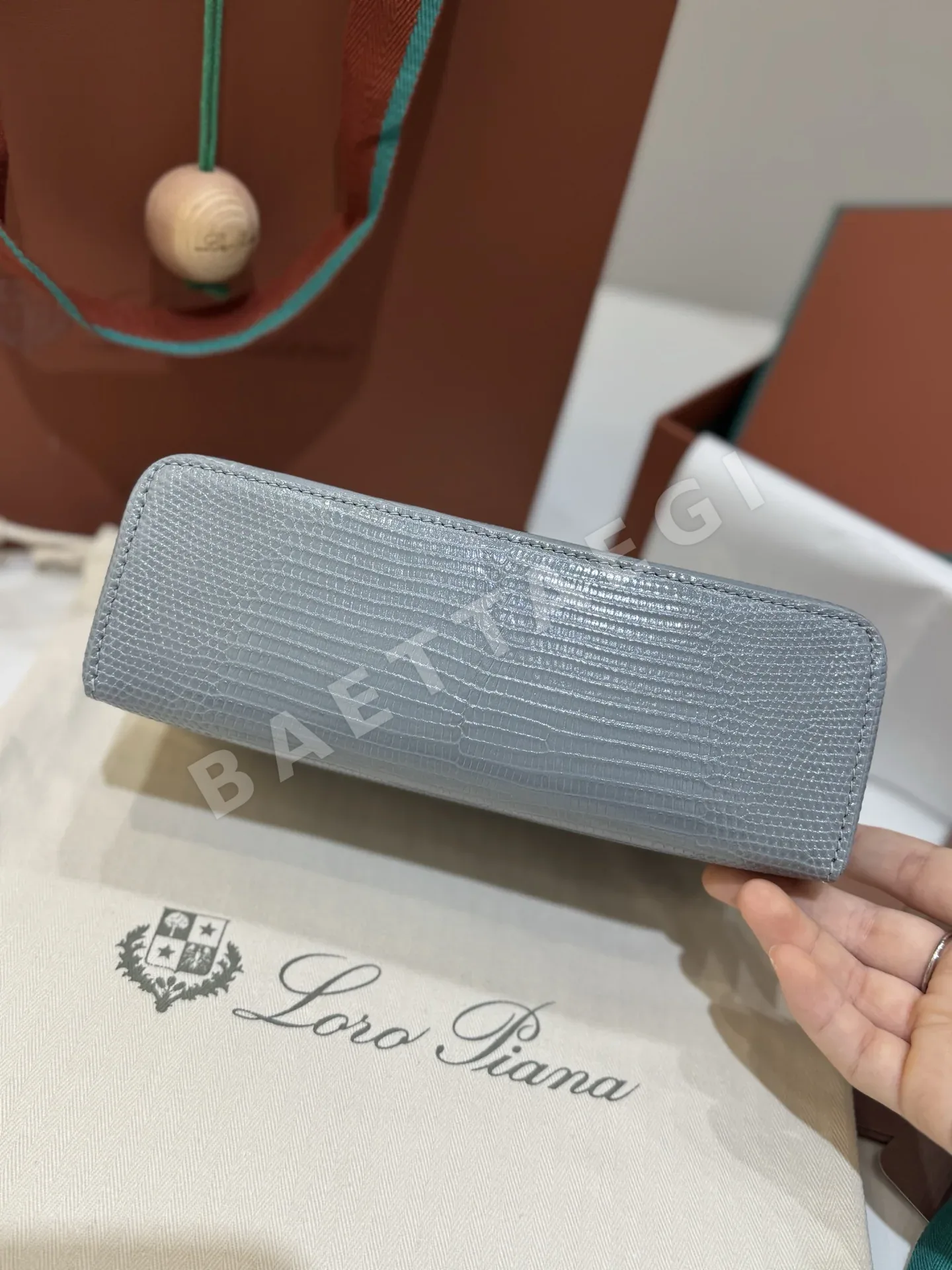 로로피아나 수입산 도마뱀 가죽 크로스바디백 상세 이미지 6