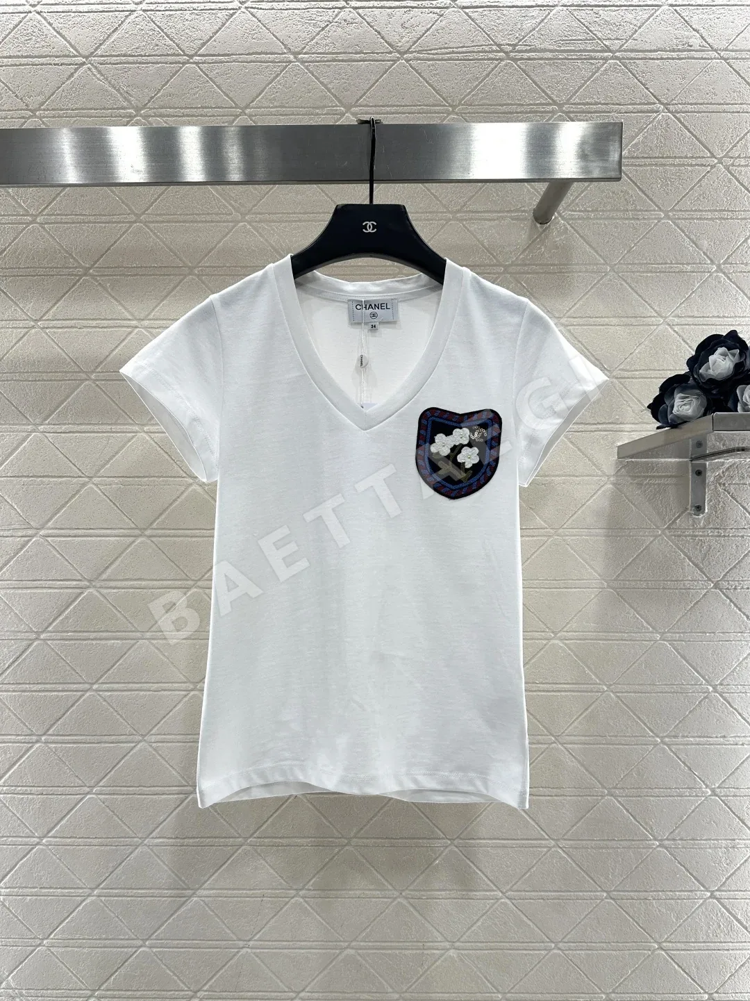 샤넬 까멜리아 로고 자수 반팔 티셔츠 6053 상세 이미지 3