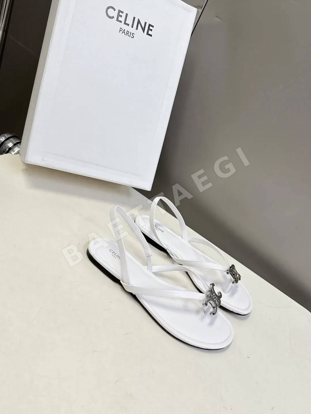 셀린느 개선문 메탈 버클 비치샌들 상세 이미지 2