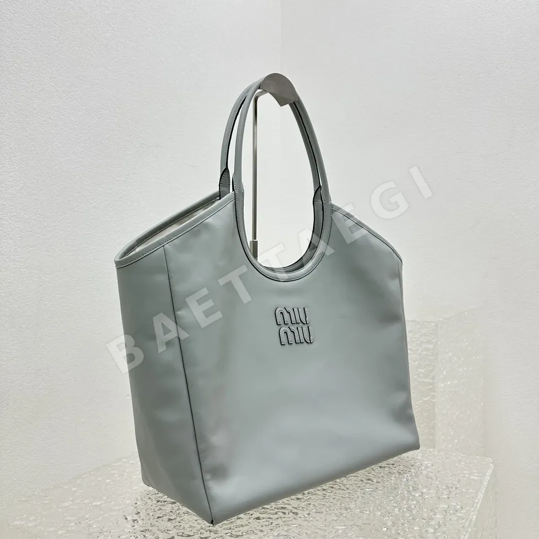 미우미우 라이트 블루 가죽 언더암 가방 상세 이미지 3