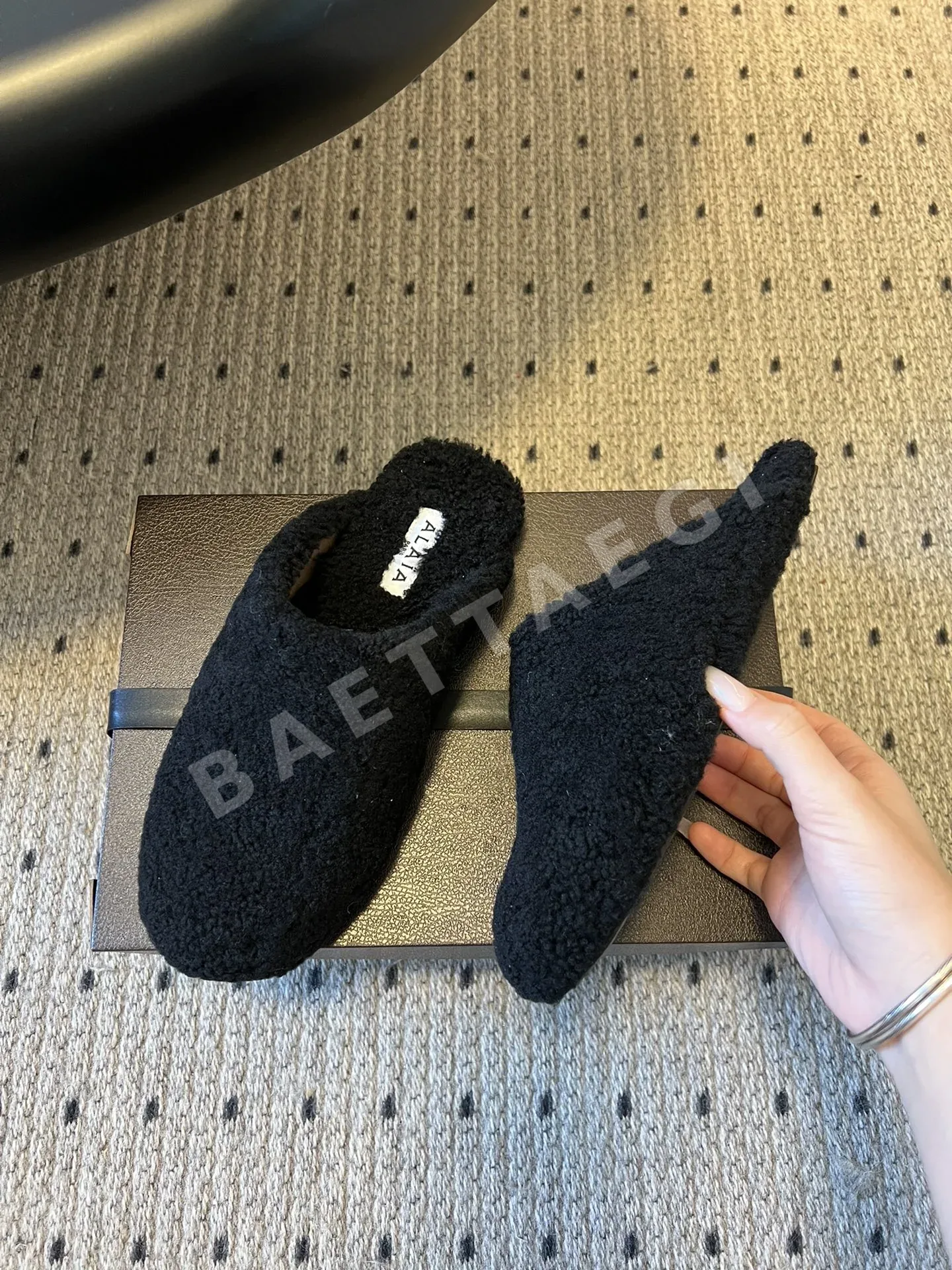알라이아 퍼 장식 울 뮬 및 플러시 슬리퍼 상세 이미지 3