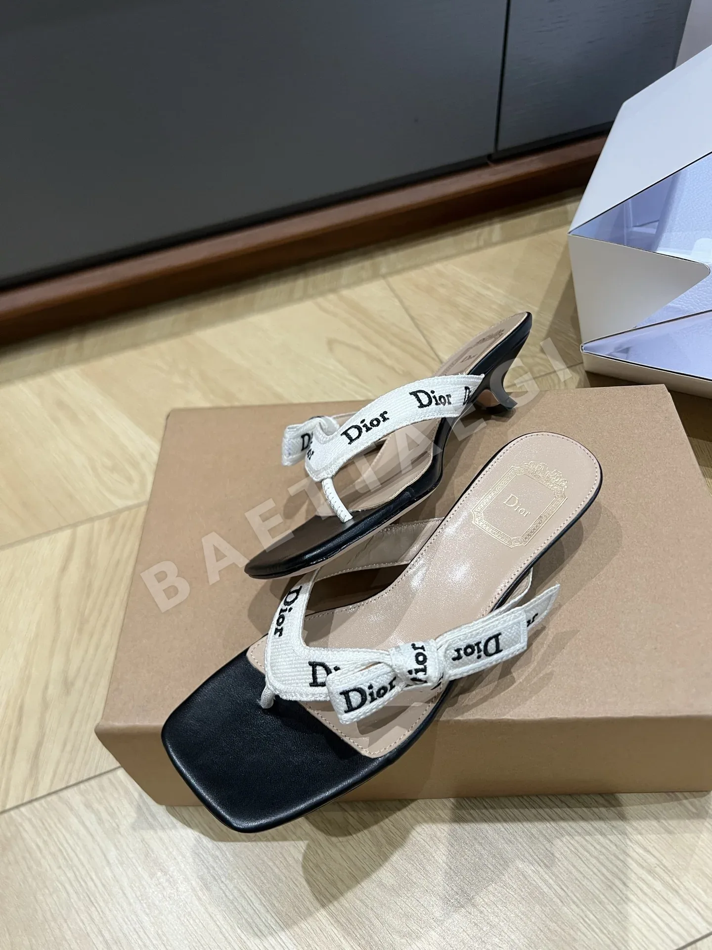디올 J'A 웹빙 나비넥타이 샌들 상세 이미지 4