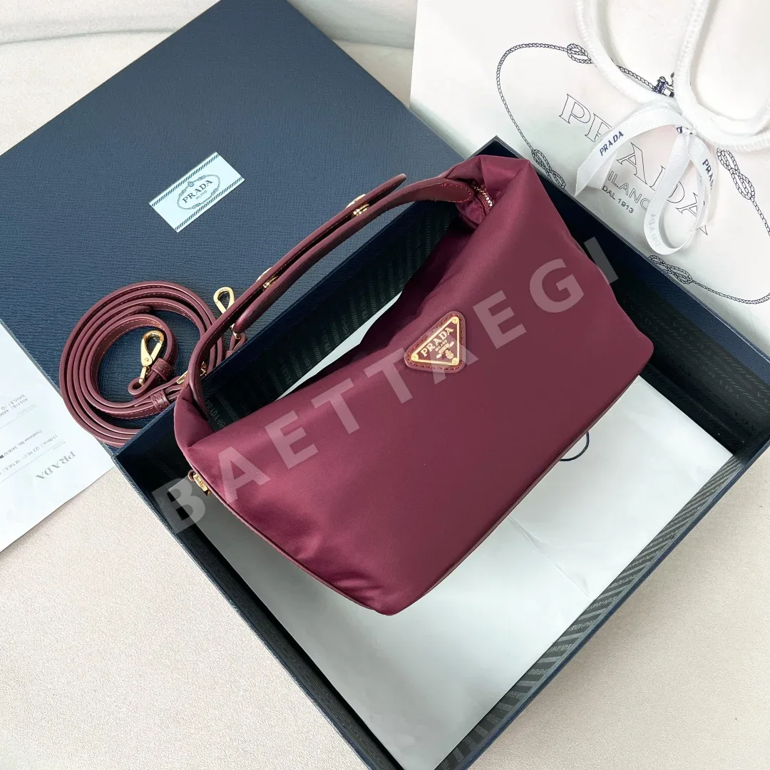 프라다 나일론 런치박스 가방 클라렛 1BC302