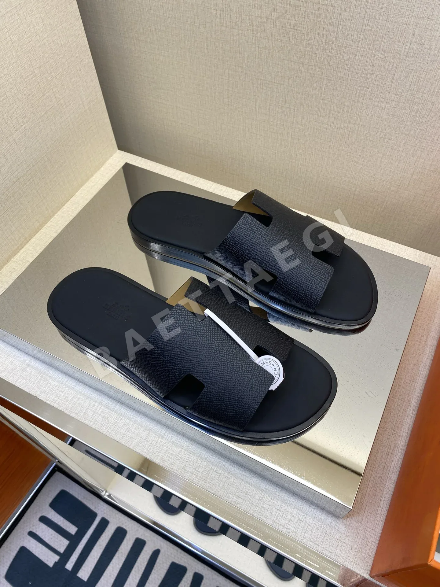 에르메스 샌들 남성 가죽 H 패턴 컷아웃 상세 이미지 3