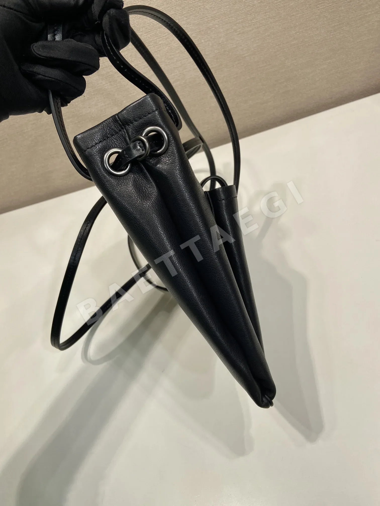 프라다 카프스킨 토트백 1BH288 상세 이미지 5