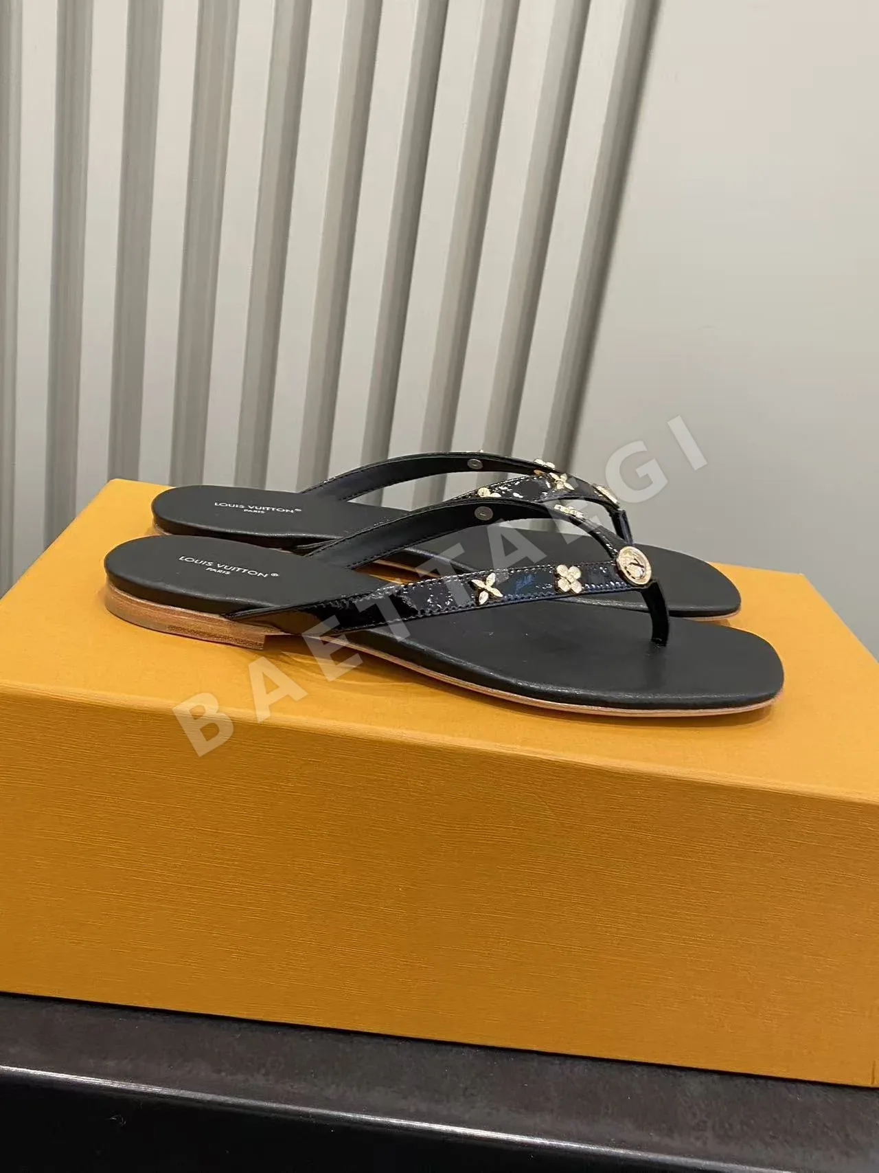 루이비통 징 장식 비치 샌들 99336