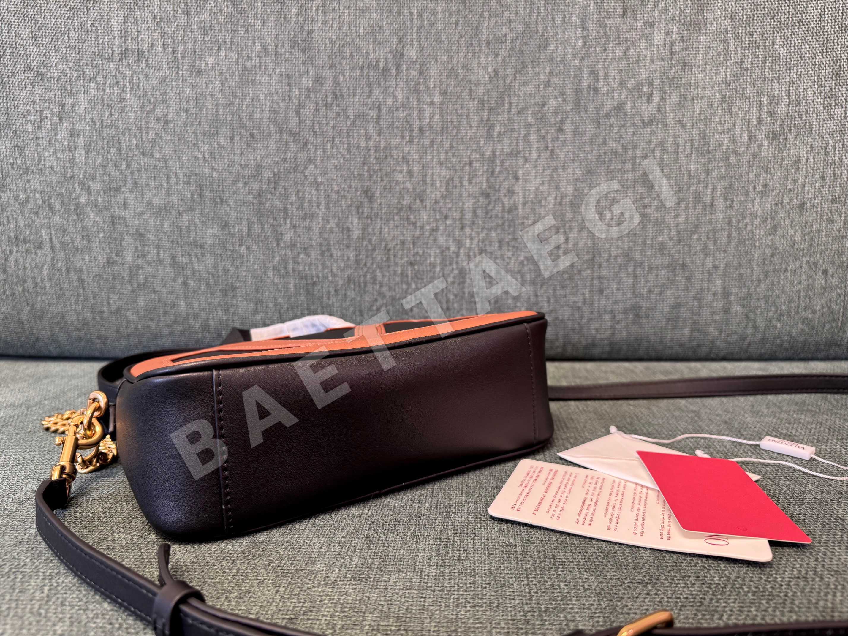 발렌티노 V로고 6400 램스킨 크로스백 레플리카 상세 이미지 7
