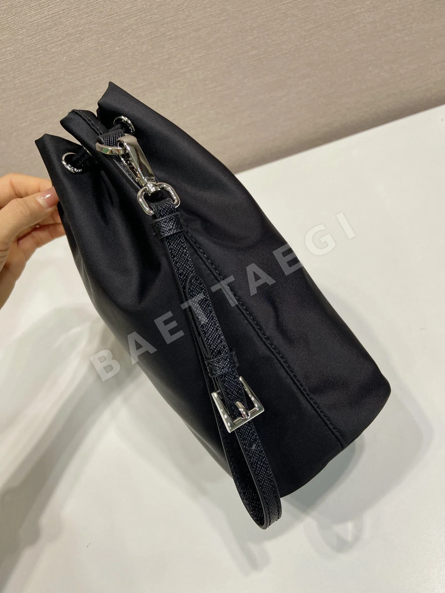 프라다 나일론 클러치백 상세 이미지 5