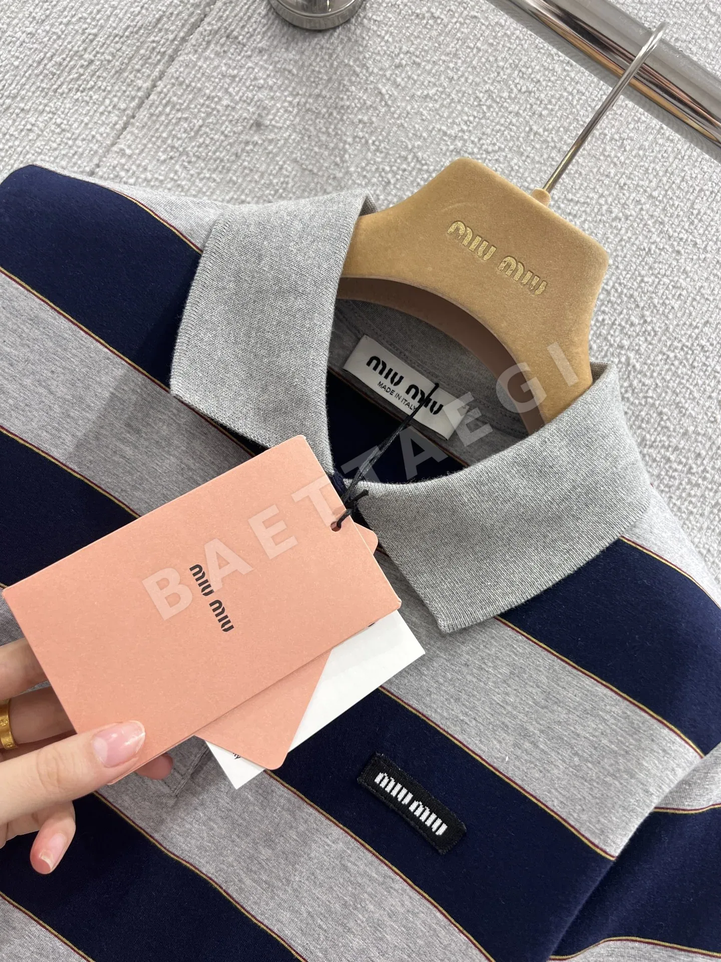 미우미우 블루그레이 스트라이프 반팔 폴로셔츠 상세 이미지 7