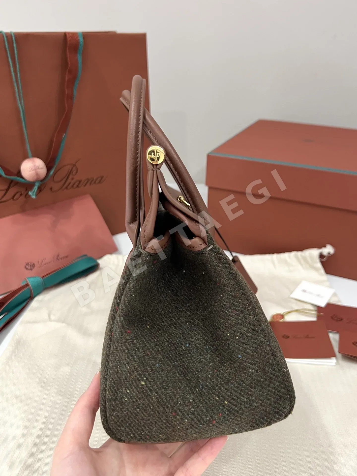 로로피아나 룸 플러시 세이지 브라운 핸드백 상세 이미지 3