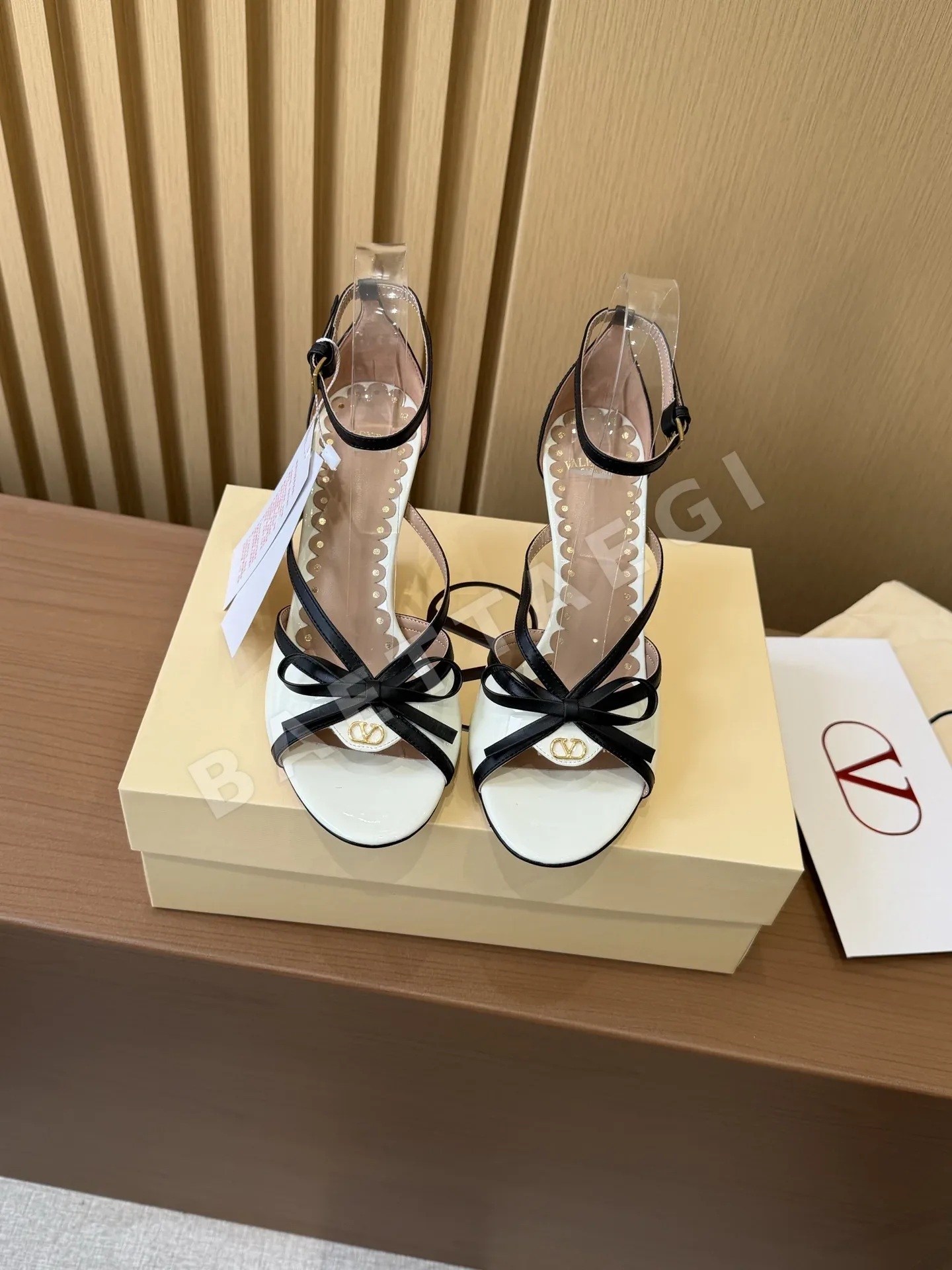 발렌티노 V 버클 보우 하이힐 샌들 42175