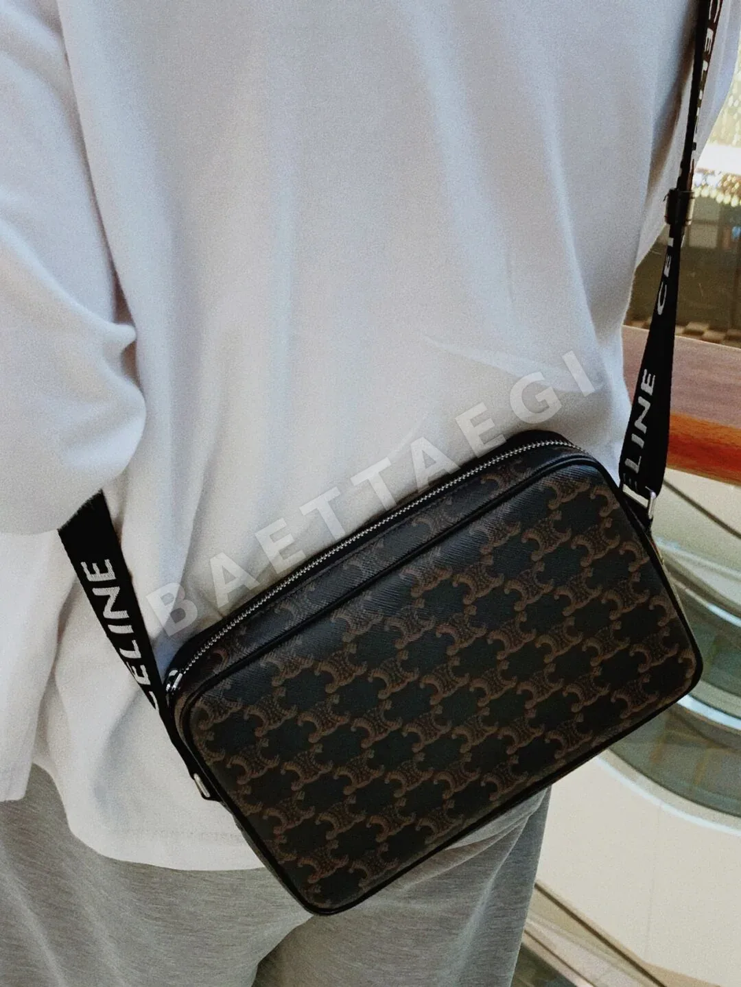 셀린느 미디엄 메신저백 86405