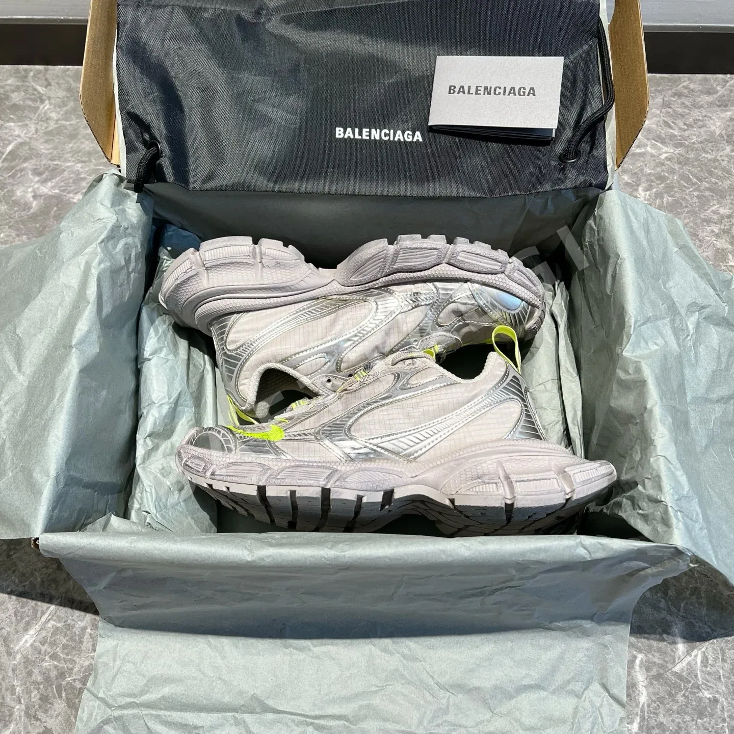 발렌시아가 3XL 라운드토 레이스업 청키 스니커즈 10300