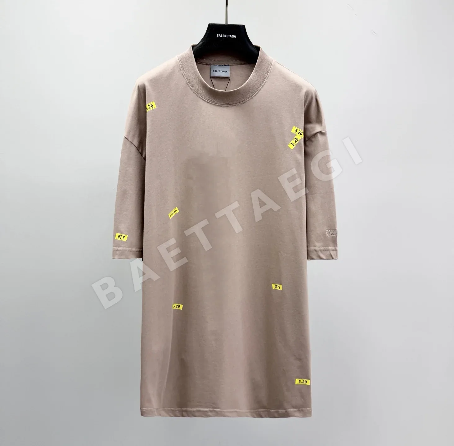 발렌시아가 520 스티커 라운드넥 남성 반팔 티셔츠 114197
