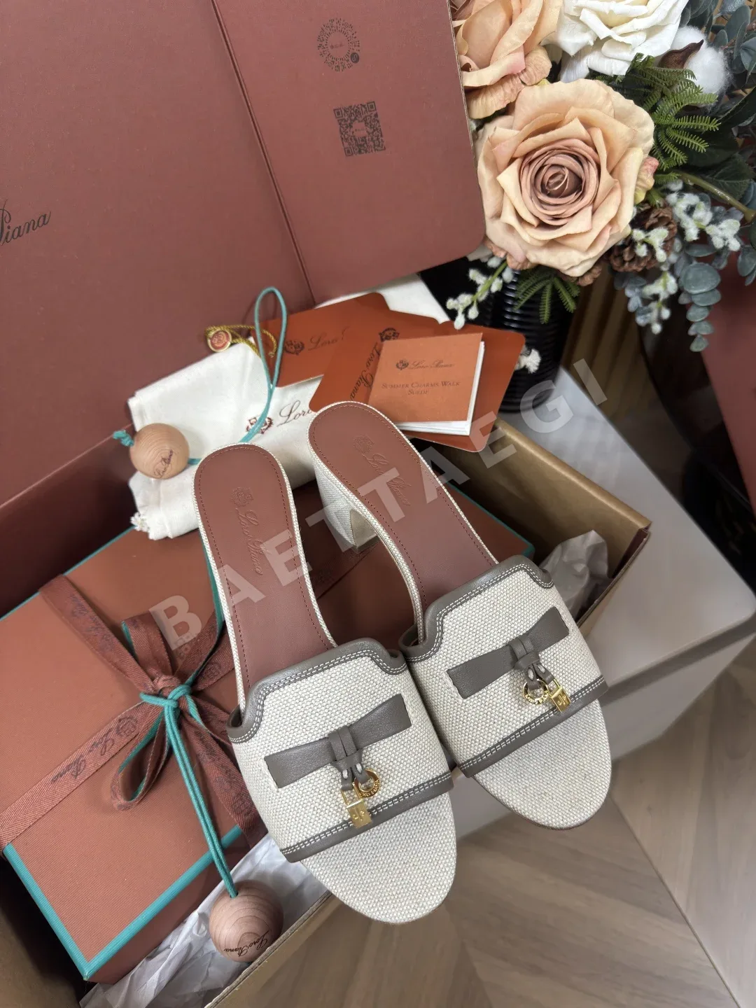 로로피아나 린넨 혼방 가죽 디테일 샌들 93075
