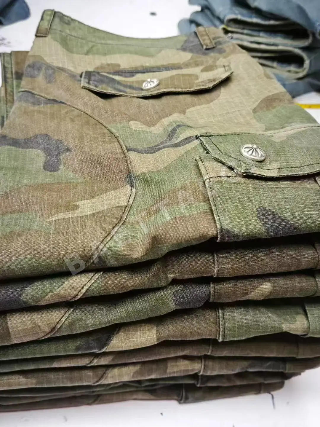 크롬하츠 카모플라주 송아지가죽장식 남성 바지 상세 이미지 4