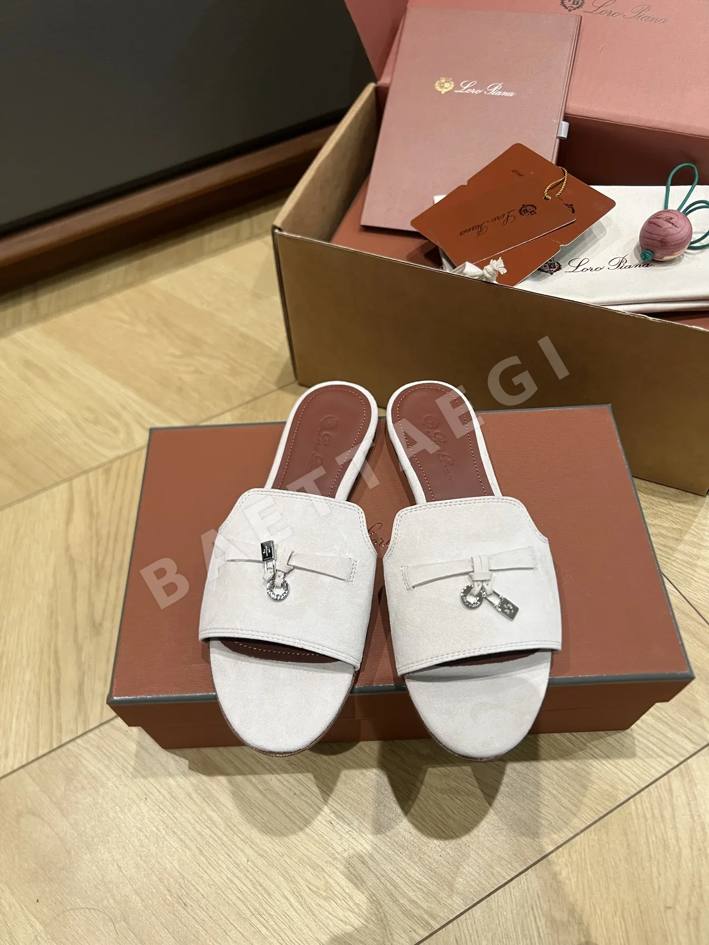 로로피아나 신발 상세 이미지 2