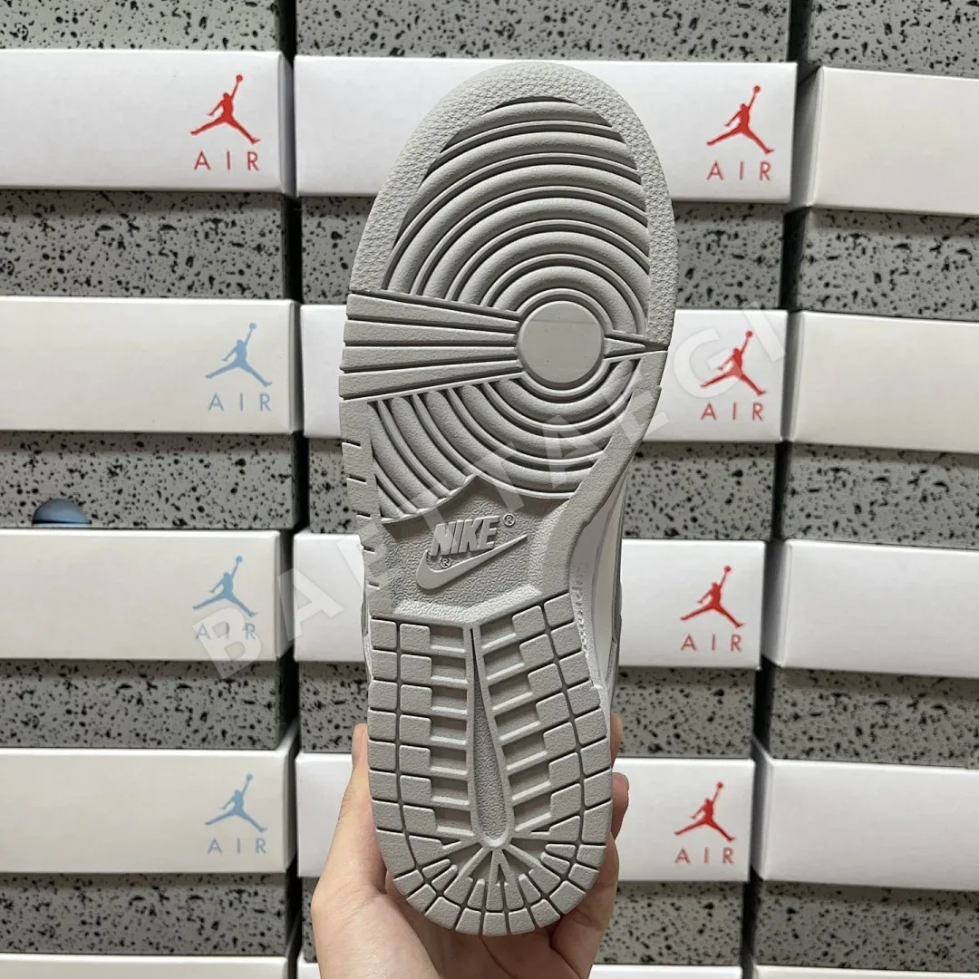 나이키 [AY] SB 덩크 로우 HQ8487-100 201034 Nike SB Dunk Low Supreme 94 White Metallic 상세 이미지 2
