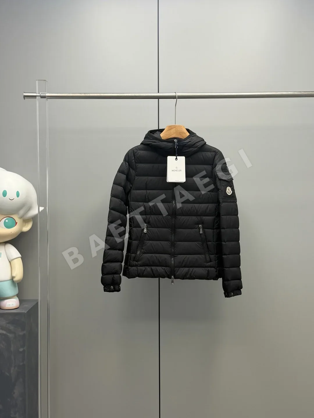 몽클레르 베이디 후드 크롭 슬림핏 여성 패딩 상세 이미지 2