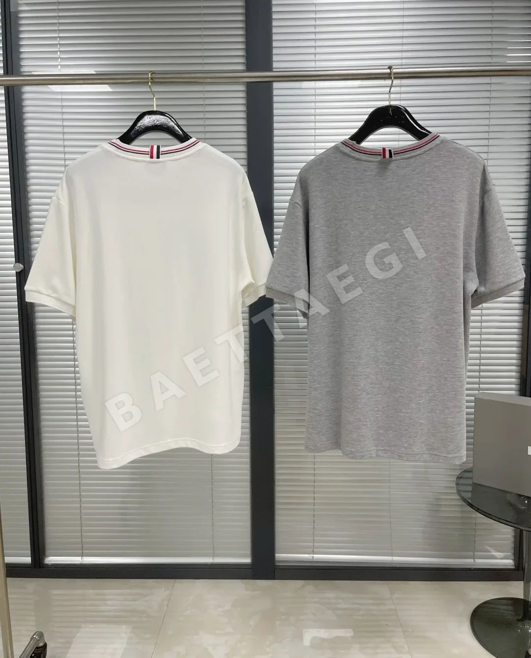 톰브라운 남성 극세사 반팔 티셔츠 상세 이미지 2