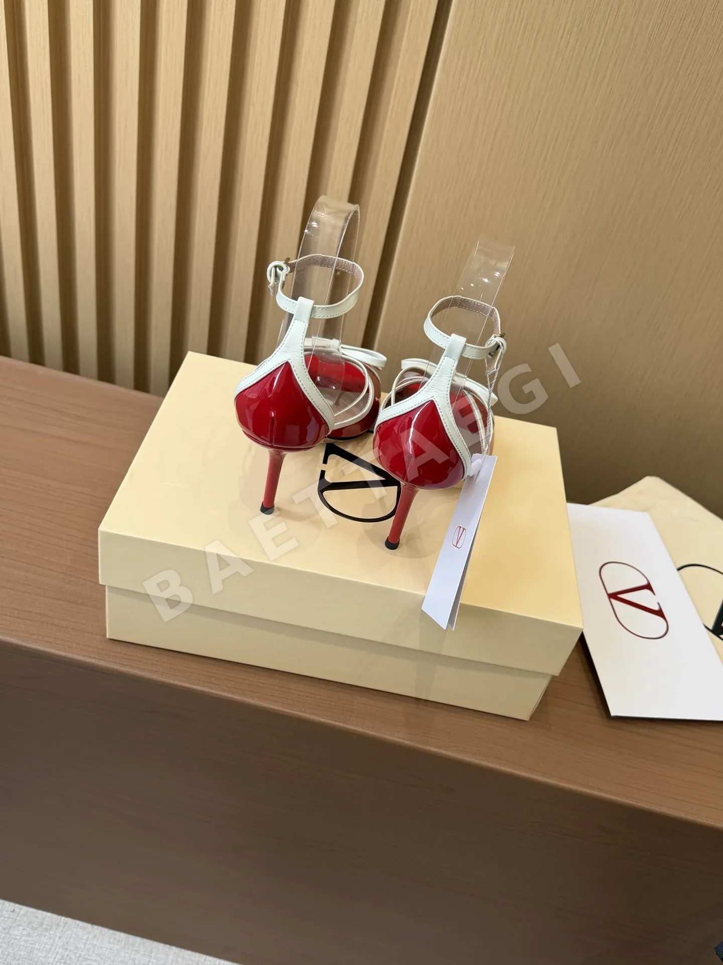 발렌티노 V 버클 보우 에나멜 하이힐 샌들 상세 이미지 8