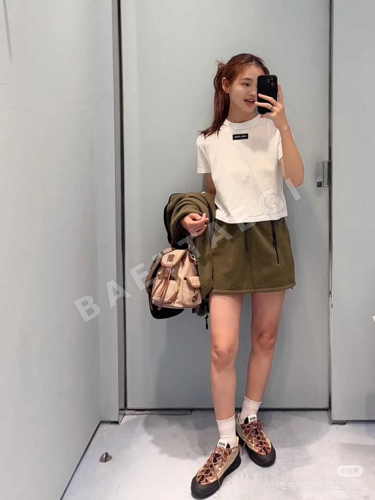 미우미우 올리브그린 플리스 여성 반팔 티셔츠 상세 이미지 2