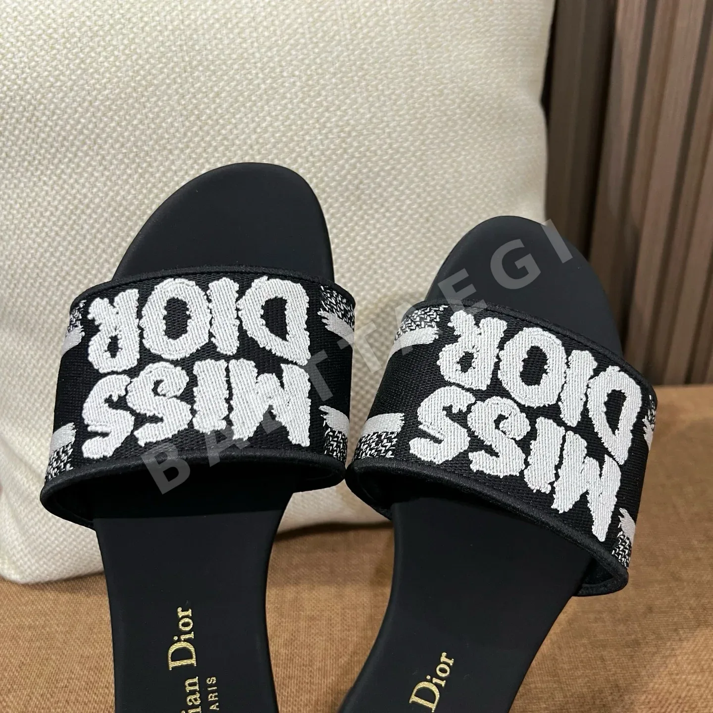디올 자수 캔버스 샌들 상세 이미지 8