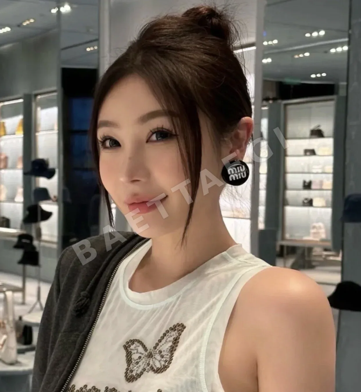 미우미우 블랙 라운드 클립 귀걸이 상세 이미지 2