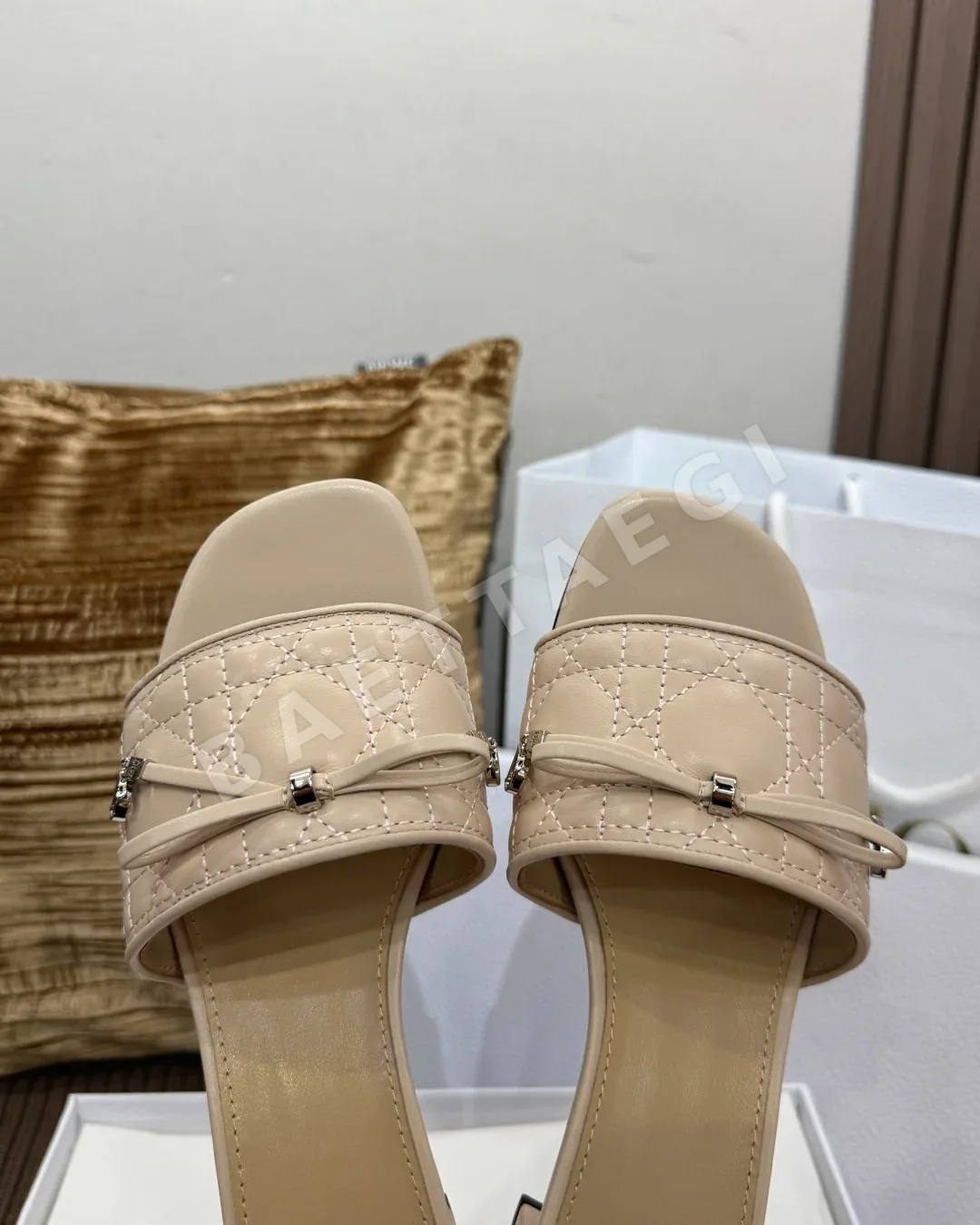 디올 카나쥬 램스킨 퀼팅 샌들 상세 이미지 7