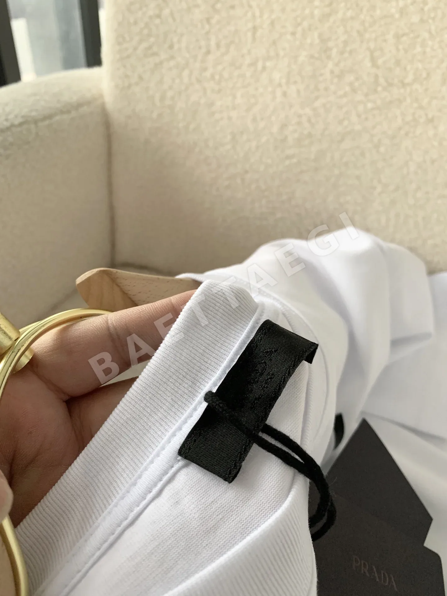 프라다 클래식 로고 프린트 여성 반팔 티셔츠 상세 이미지 7
