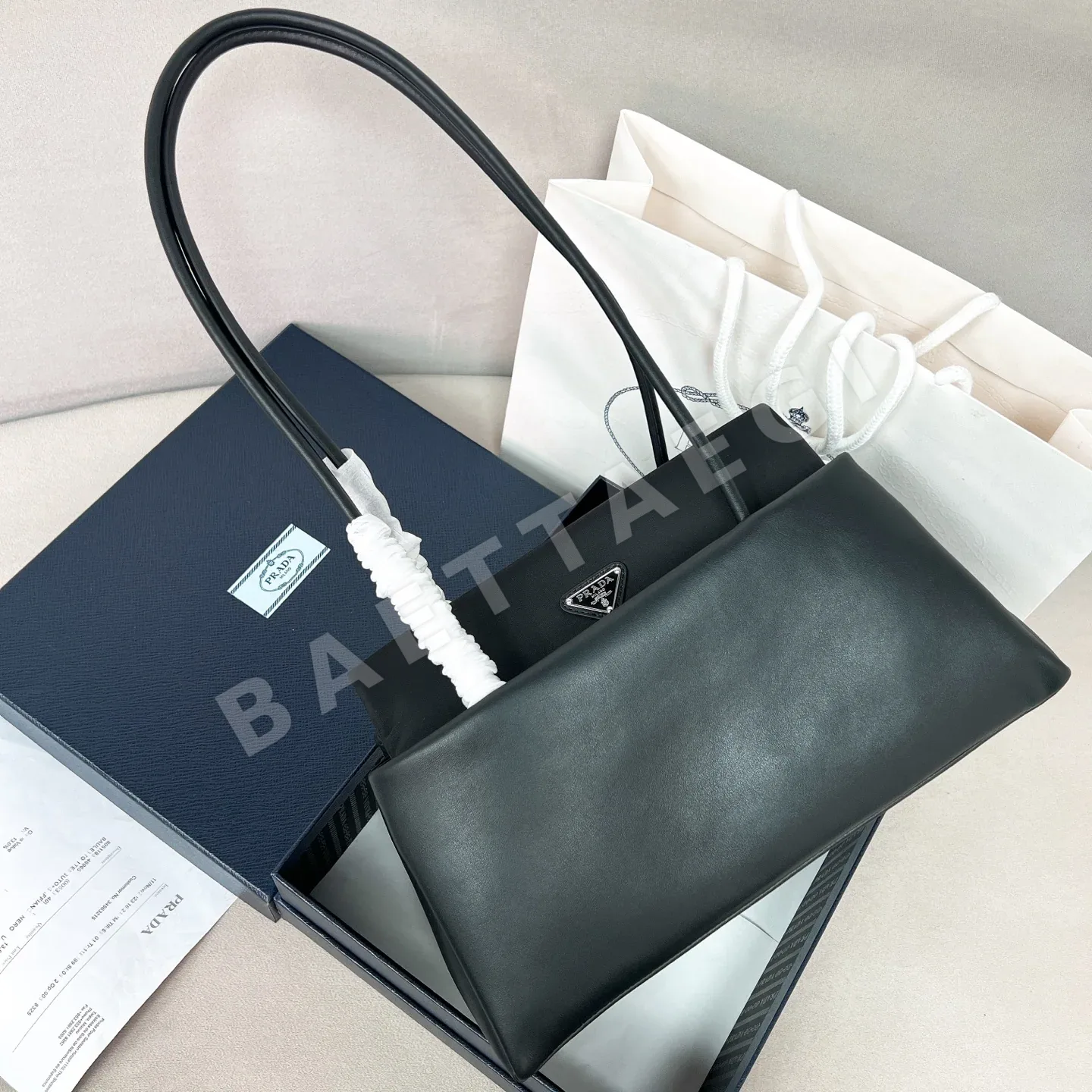 프라다 뉴패시지 미디엄 가죽 핸드백 1BA495