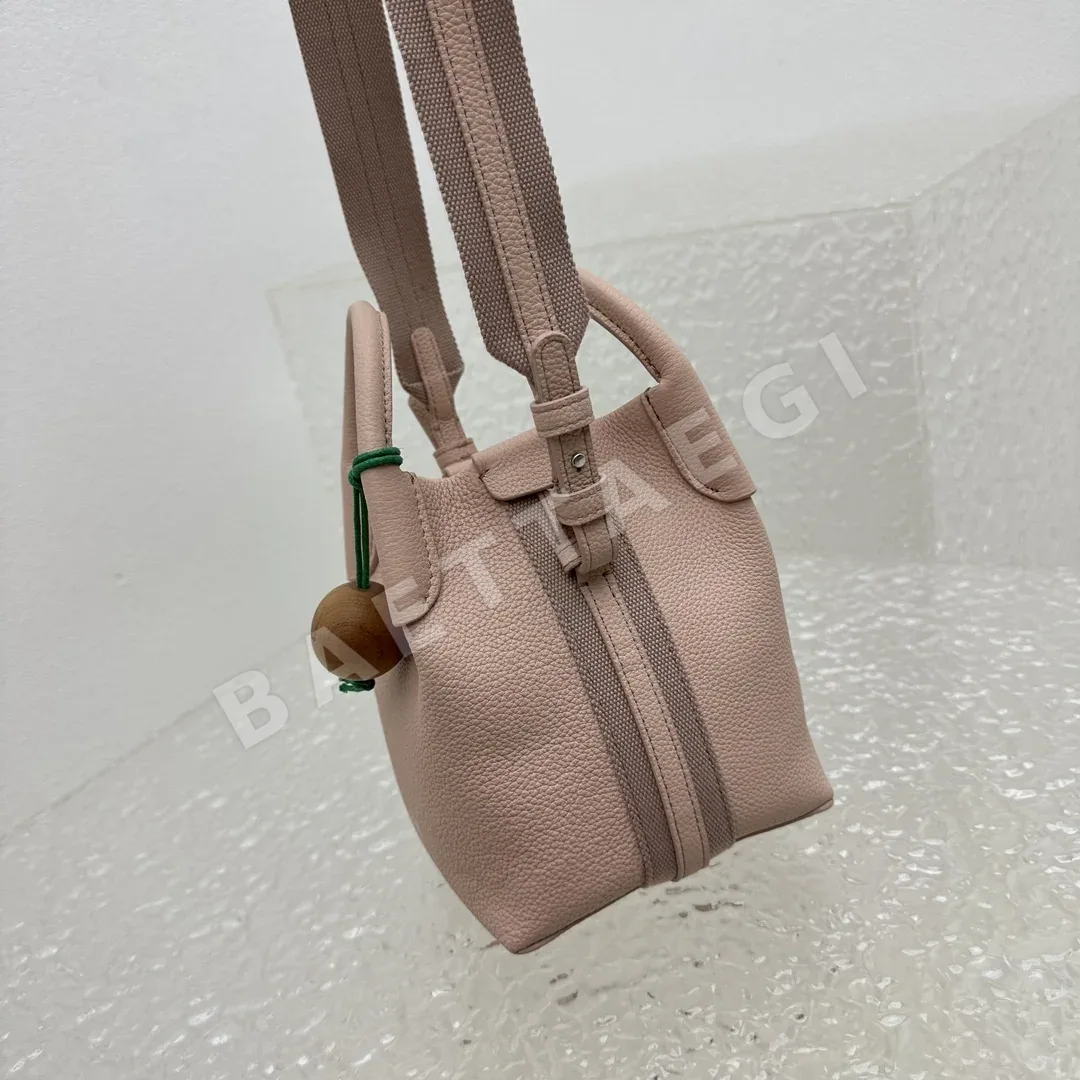 로로피아나 그레인 카프스킨 스몰 버킷백 상세 이미지 7