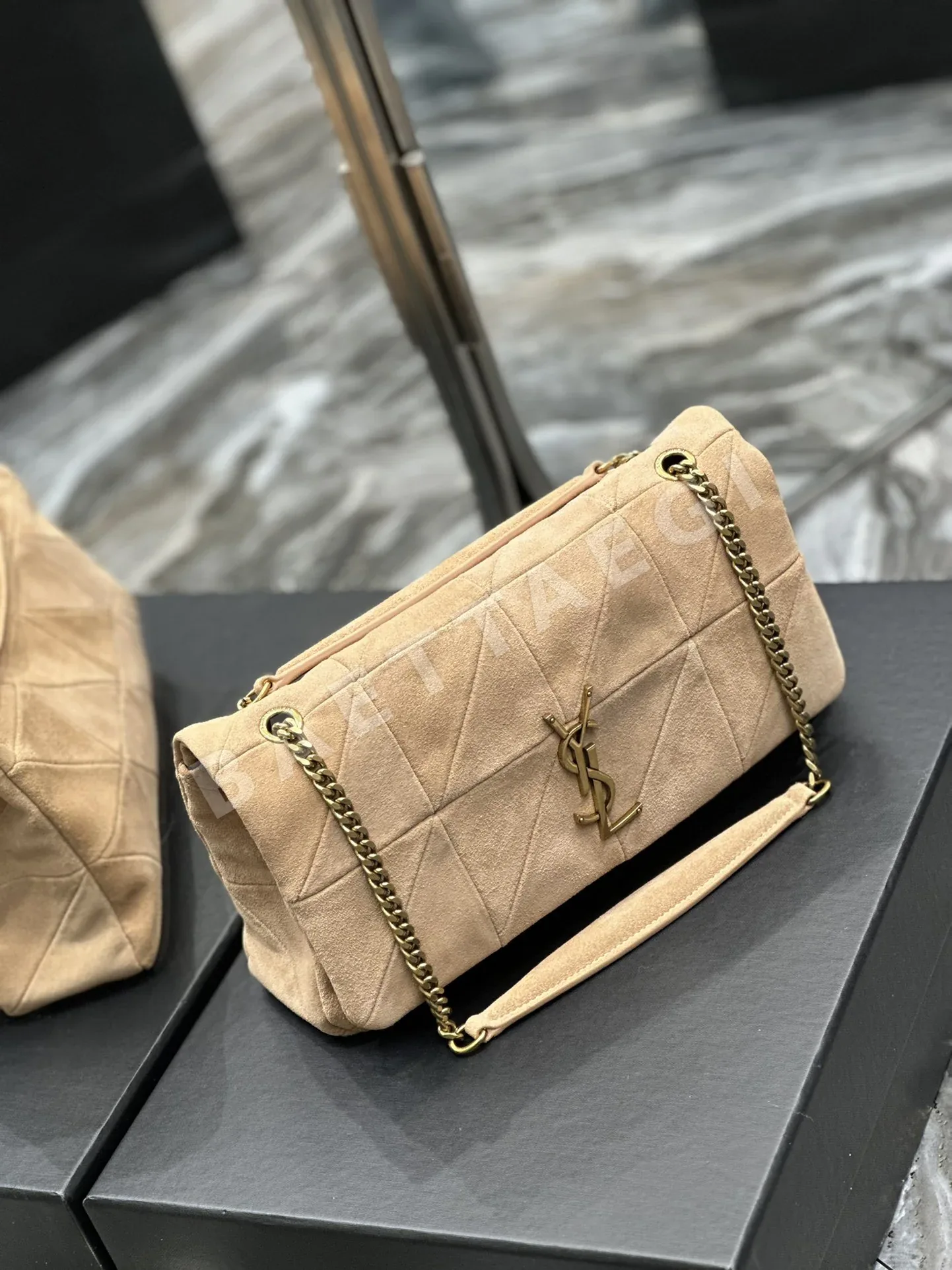 생로랑 살구색 스웨이드 미디엄 플랩 가방 상세 이미지 3