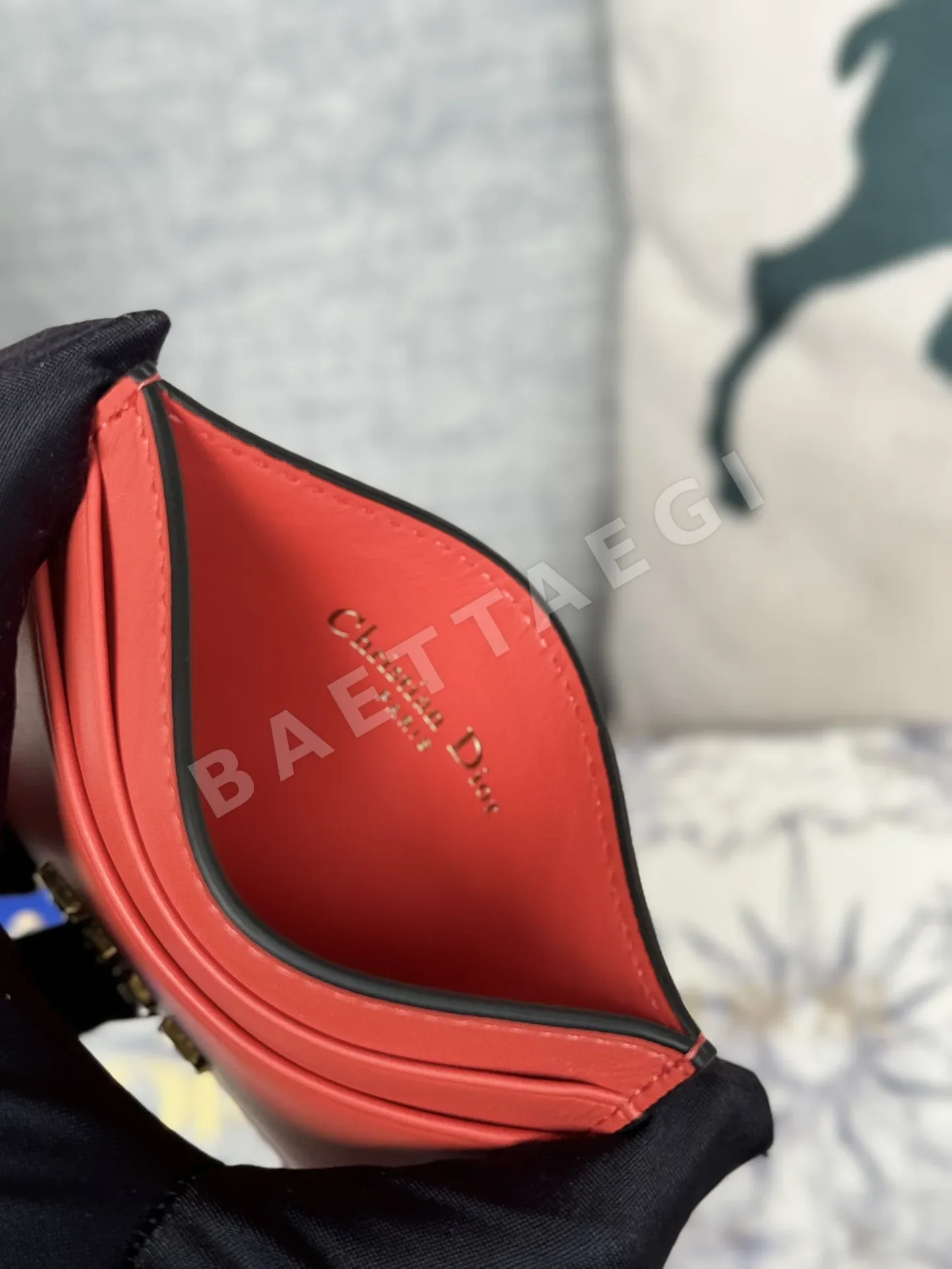 디올 플레인 송아지가죽 카드 지갑 상세 이미지 8