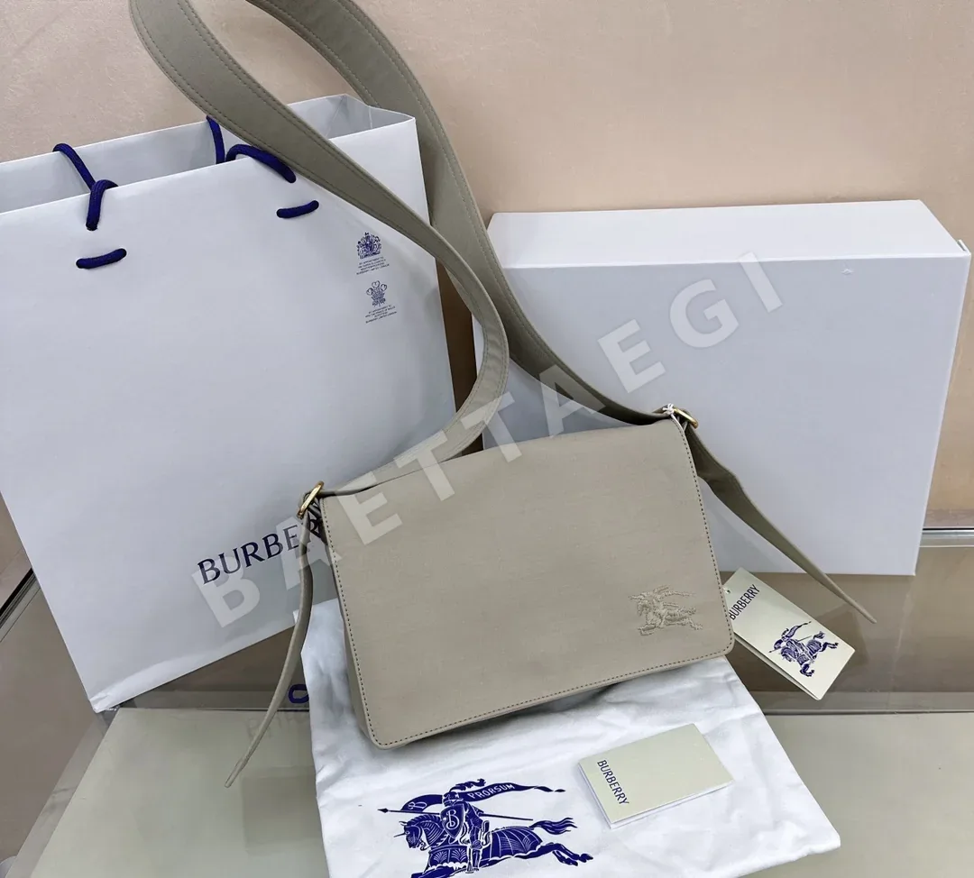버버리 워 호스 로고 가방 상세 이미지 3