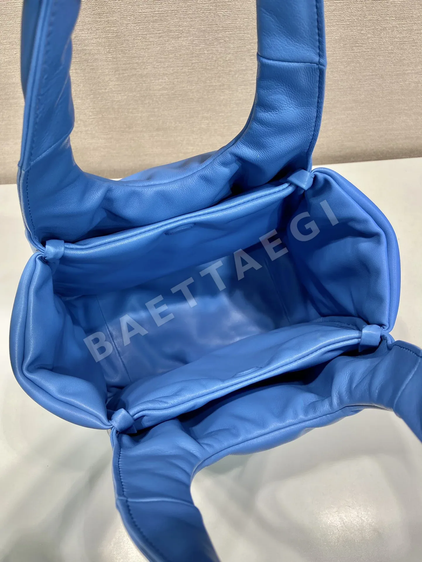프라다 부드러운 양가죽 라지 토트백 1BG413 상세 이미지 8
