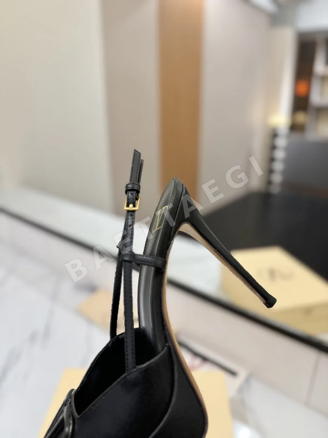 발렌티노 V 버클 뾰족토 샌들 상세 이미지 7